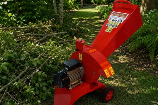 Caravaggi BIO50 hakselaar — snoeihout verwerken